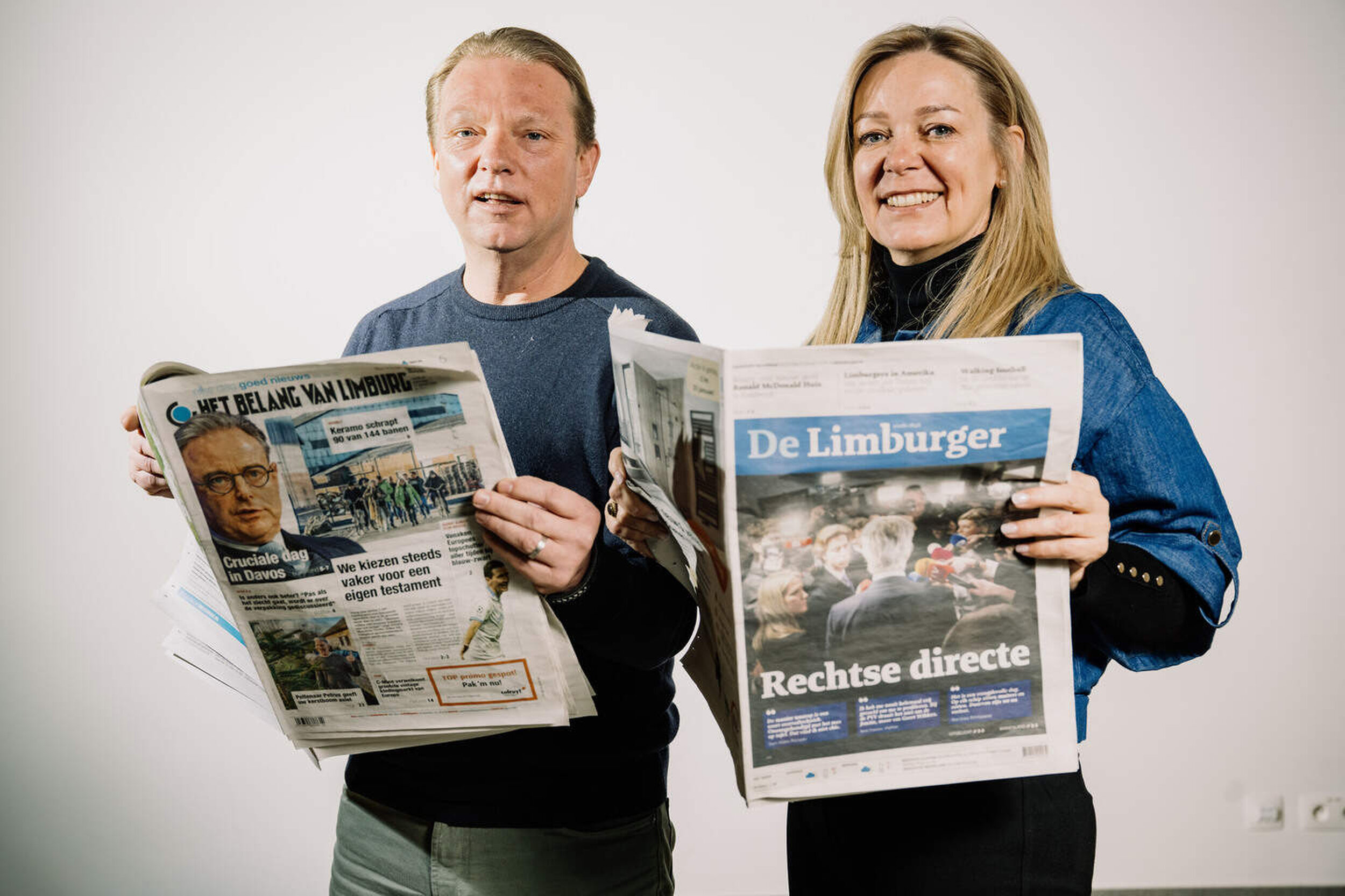 Bjorn Oostra en Indra Dewitte met de zusterkrant in de hand. © Raymond Lemmens